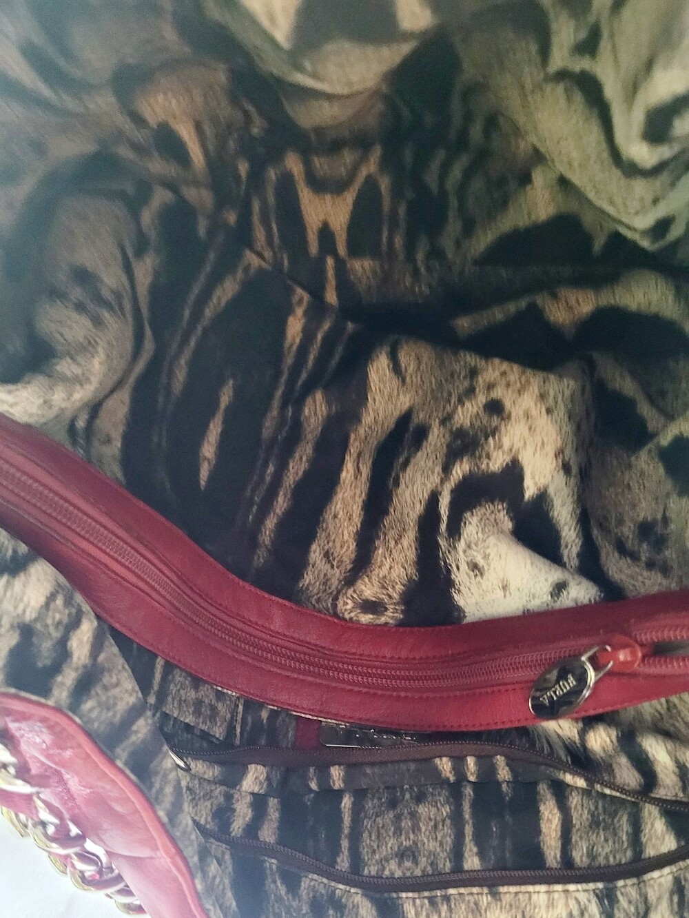 Vintage Furla Red Leather Hobo Shoulder Bag with Chain-Strap Detail - Picture 9 of 10